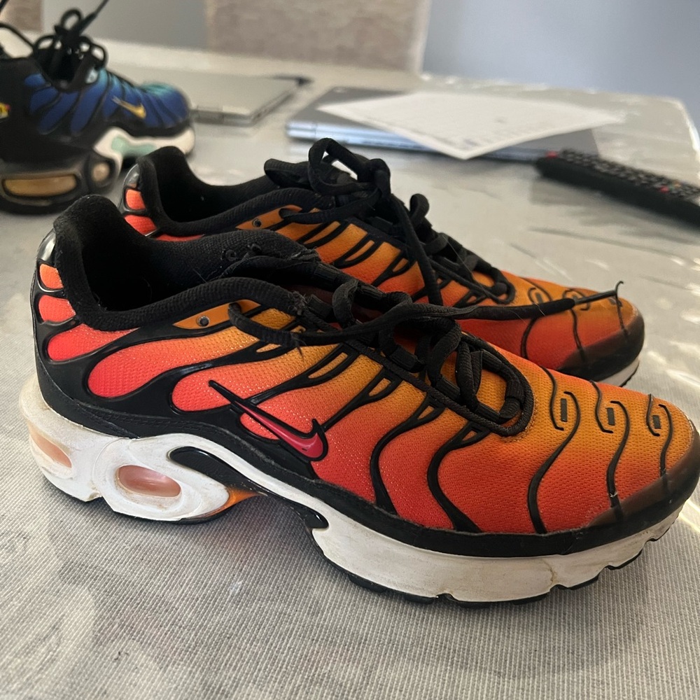 Size 5 youth Nike air max plus (6.5 womens, mens 5)